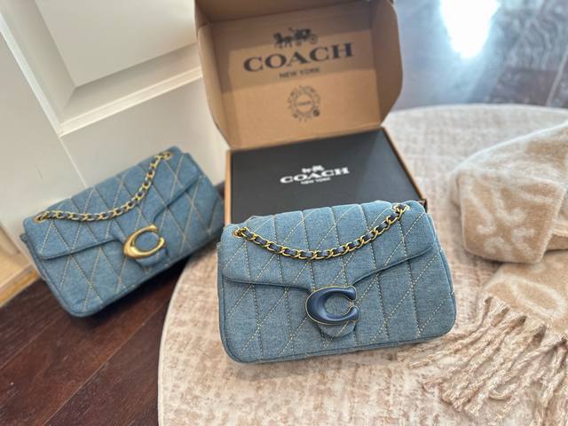 折叠礼盒包装 Coach 云朵包姐妹们冲啊 Coach 蔻驰 又出新款了因这次是Tabby的变异款枕头包,圆咕隆咚十分可爱采用羊皮纹材质,手感巨好,泫雅和水原希 折叠礼盒包装 Coach 云朵包姐妹们冲啊 Coach 蔻驰 又出新款了因这次是Tabby的变异款枕头包,圆咕隆咚十分可爱采用羊皮纹材质,手感巨好,泫雅和水原希