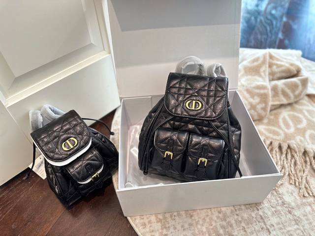 折叠礼盒包装 Dior推出新款双肩包，刘雨昕、周也上身 品牌大使刘雨昕、周也上身Dior新款Caro小号双肩背包，小巧包型搭配本季主推的超大藤格纹，挺好看的 中