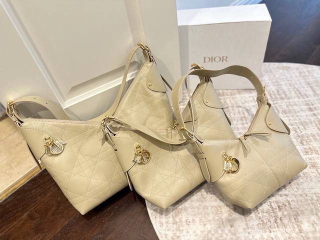 折叠礼盒包装 Dior Voyage一上手氛围拿捏住了 不是那种夸张的容量型 而是刚刚好 日常必需都能放下 但依然保持利落有型 随便配件外套就很Chic通勤拎着