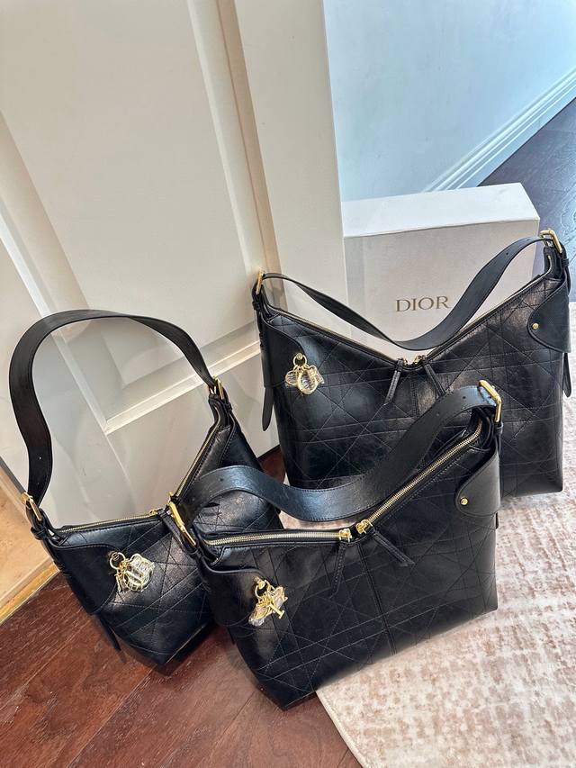 折叠礼盒包装 Dior Voyage一上手氛围拿捏住了 不是那种夸张的容量型 而是刚刚好 日常必需都能放下 但依然保持利落有型 随便配件外套就很Chic通勤拎着