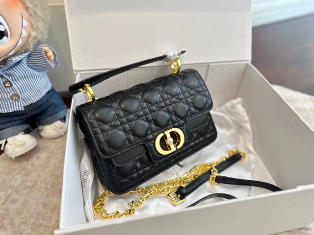 折叠礼盒包装 Dior New 新款Dior Jolie 手提包 2025春夏新品，小牛皮材质，兼具优雅气质与实用功能，藤格纹多层设计，容量最佳！搭配可拆卸手柄