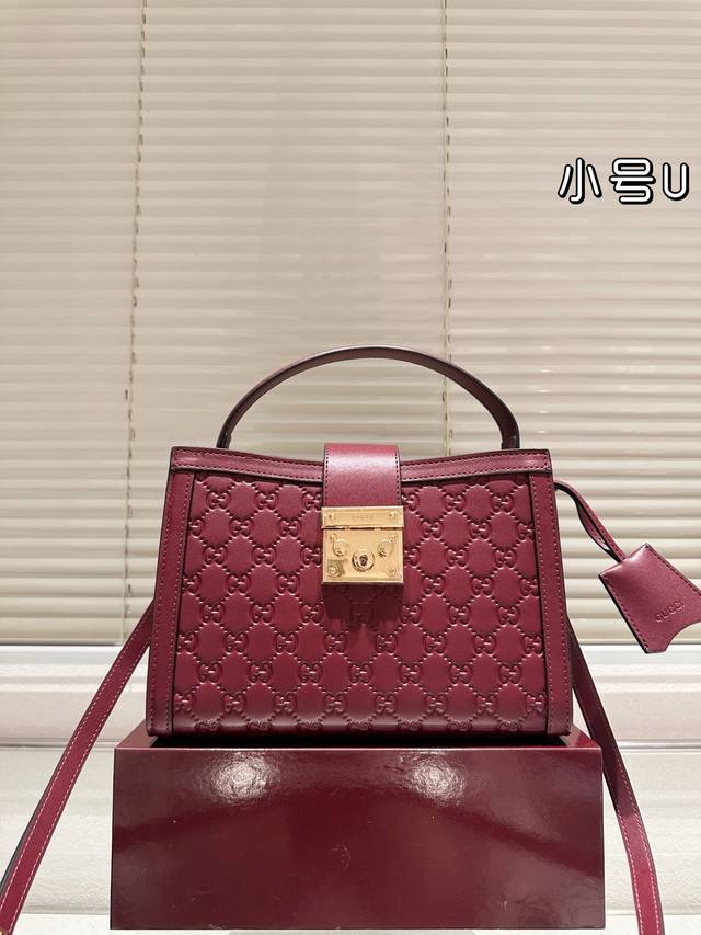 小号 Gucci永不过时的经典Gucci Padlock 从颜值到使用感都非常Yyds，简约百搭，经典款式不容易过时，造型也以大方舒适，容纳性好为特点 肩带搭配