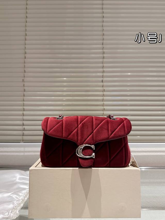 丝绒 小号20.11 配礼盒 蔻驰酒神新品 Quilted Tabby 链条版 Tabby 这你能忍住?? 满满的小细节 丝绒 小号20.11 配礼盒 蔻驰酒神新品 Quilted Tabby 链条版 Tabby 这你能忍住?? 满满的小细节