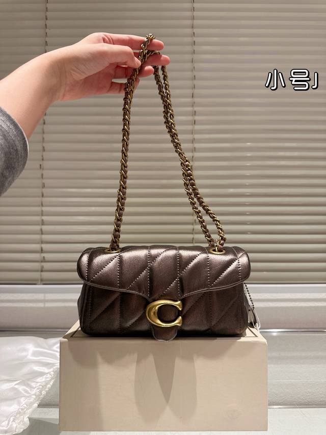 小号20.11 配礼盒 蔻驰酒神新品 Quilted Tabby 链条版 Tabby 这你能忍住?? 满满的小细节 小号20.11 配礼盒 蔻驰酒神新品 Quilted Tabby 链条版 Tabby 这你能忍住?? 满满的小细节