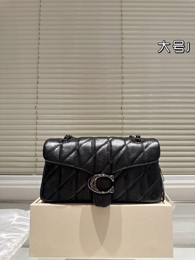 大号26.14 配礼盒 蔻驰酒神新品 Quilted Tabby 链条版 Tabby 这你能忍住?? 满满的小细节 大号26.14 配礼盒 蔻驰酒神新品 Quilted Tabby 链条版 Tabby 这你能忍住?? 满满的小细节