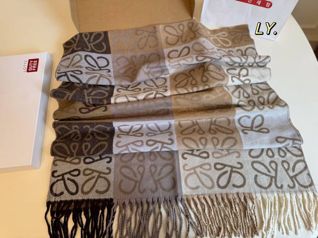 配盒 Size:190×65 Loewe罗意威秋冬必备韩系围巾 很柔软保暖的一款围巾 百搭实用也做披肩， 不仅好看又可以保暖～ 随手一搭就很好看