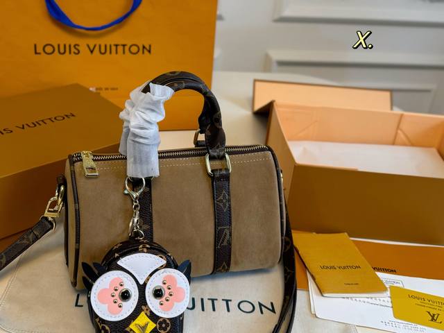 配盒挂件 Size：23×14 Lv 路易威登新款麂皮绒枕头包 轻便又时尚 挂件随机 可手提，可单肩，多种背法～ 浓浓复古风，时尚百搭，超级实用