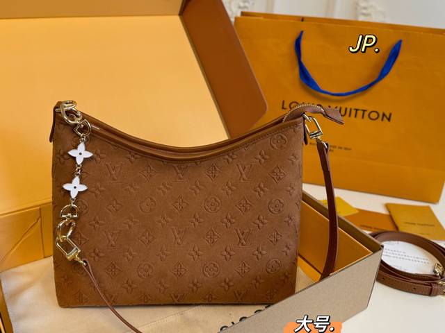大号 折叠盒飞机盒 Size：30×20大号 Lv路易威登麂皮绒25Fw老花流浪包 经典压花设计，复古时髦～ 顶部拉链开合双肩带 又方便又安全 空间超大，日常出