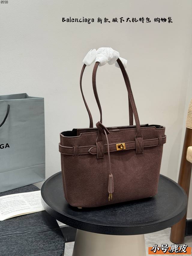 礼盒包装 麂皮款 巴黎世家Balenciaga托特包Tote 百搭神器真的太酷啦~ 无论你是正面看侧面看远处看还是近处看,都是超级抓眼的!尤其是甜酷的风姐妹绝对 礼盒包装 麂皮款 巴黎世家Balenciaga托特包Tote 百搭神器真的太酷啦~ 无论你是正面看侧面看远处看还是近处看,都是超级抓眼的!尤其是甜酷的风姐妹绝对
