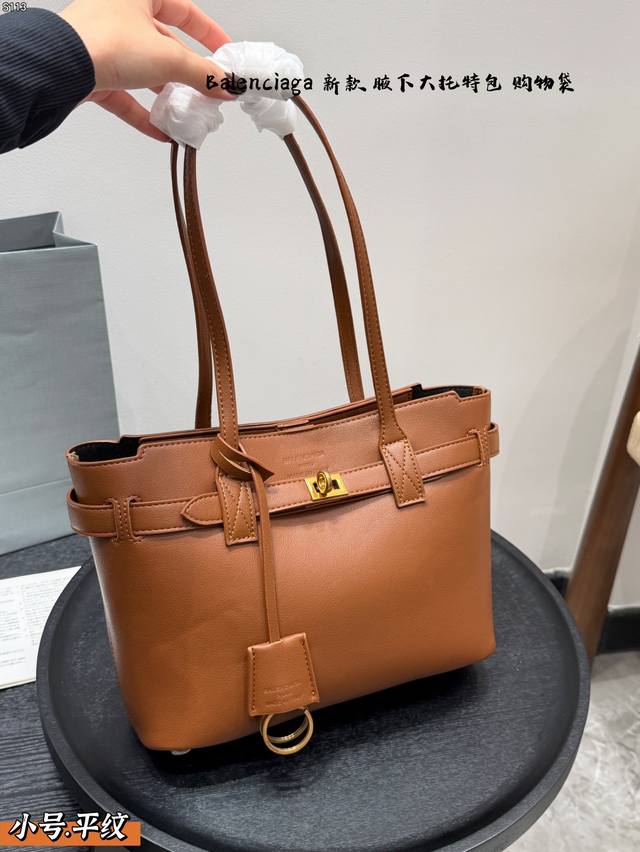 礼盒包装 平纹款 巴黎世家Balenciaga托特包Tote 百搭神器真的太酷啦~ 无论你是正面看侧面看远处看还是近处看,都是超级抓眼的!尤其是甜酷的风姐妹绝对 礼盒包装 平纹款 巴黎世家Balenciaga托特包Tote 百搭神器真的太酷啦~ 无论你是正面看侧面看远处看还是近处看,都是超级抓眼的!尤其是甜酷的风姐妹绝对