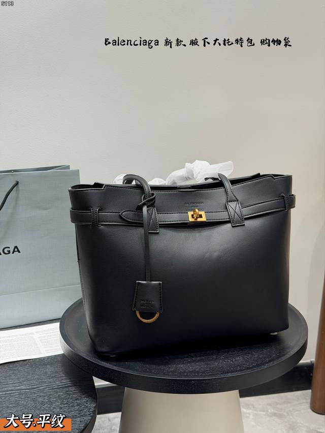 礼盒包装 平纹款 巴黎世家Balenciaga托特包Tote 百搭神器真的太酷啦~ 无论你是正面看侧面看远处看还是近处看,都是超级抓眼的!尤其是甜酷的风姐妹绝对 礼盒包装 平纹款 巴黎世家Balenciaga托特包Tote 百搭神器真的太酷啦~ 无论你是正面看侧面看远处看还是近处看,都是超级抓眼的!尤其是甜酷的风姐妹绝对