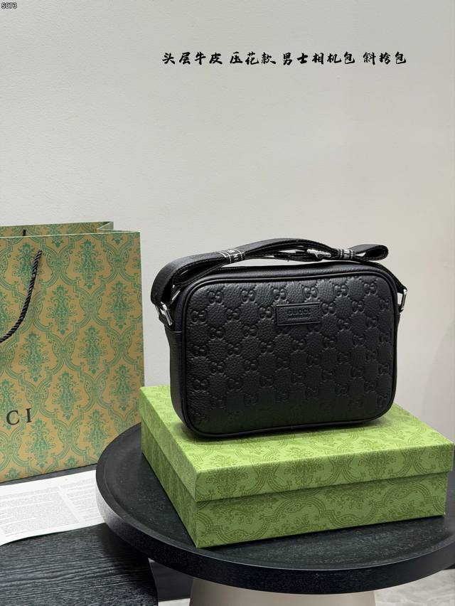 礼盒 头层牛皮压花 Size：23*14Cm Gucci最新款男士相机包黑武士太好看小邮差 性价比真的很高 送男朋友的小姐姐们可以安排了