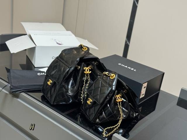 配折叠盒飞机盒 Chanel 25Bag 小号真绝绝子 今年香奈儿25S系列简直美爆... 这只Hobo是个小号尺寸个人觉得比较日常 鱼子酱的质感颗粒没这么重反