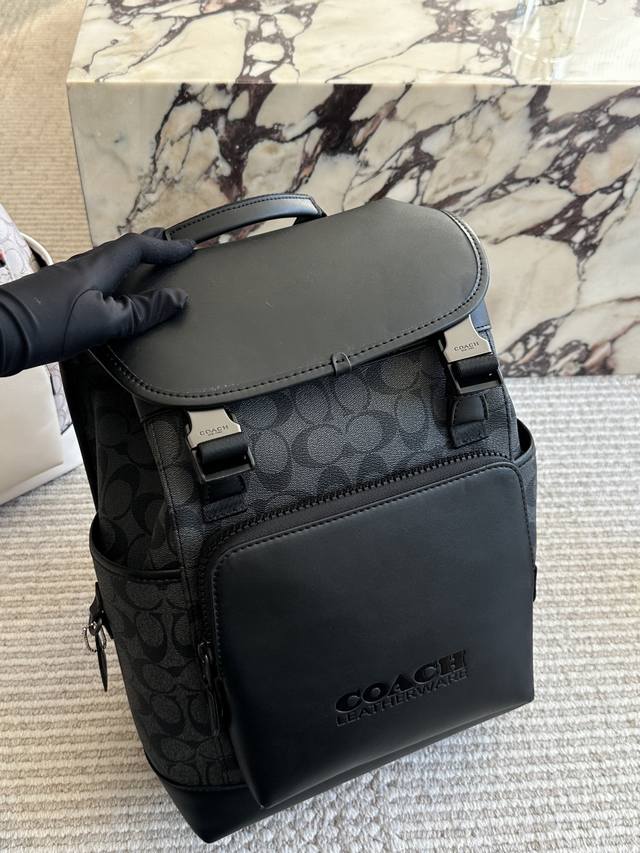 原单 高端货 最新款 “Coach Track蔻驰”双肩包进口原厂面料超高清五金Logo标志、专用里内里。超顺滑拉链、油边超平滑、做工精致每个细节到位!规格40 原单 高端货 最新款 “Coach Track蔻驰”双肩包进口原厂面料超高清五金Logo标志、专用里内里。超顺滑拉链、油边超平滑、做工精致每个细节到位!规格40