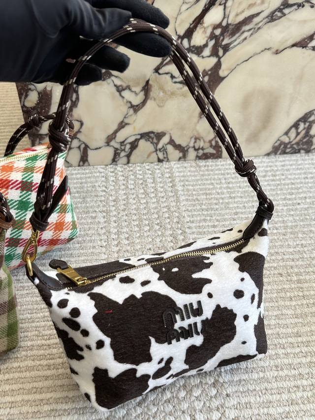 Miumiu 25新款饭盒包 Miumiu饭盒包新配色又来哕 一货难求的饭盒包新配色来货 价格P20位数喜欢的小姐姐们冲20Cm