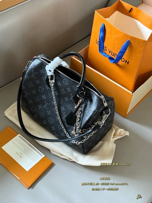 配盒 Size：30*21Cm 快來看看L家 Speedy30 枕头包 尺寸30公分 真好用！ 没人规定一朵花必须成为玫瑰 女孩子背黑花一样好看哇， 别有一番特