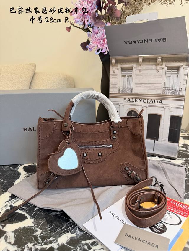 巴黎世家 磨砂皮机车包真的太时髦了，一背上它就是美剧女主的即视感[哇R] 摸起来手感细腻有韧性，最最最重要的是它让包包自重超级轻软 能装下雨伞、水壶等等 肩带调