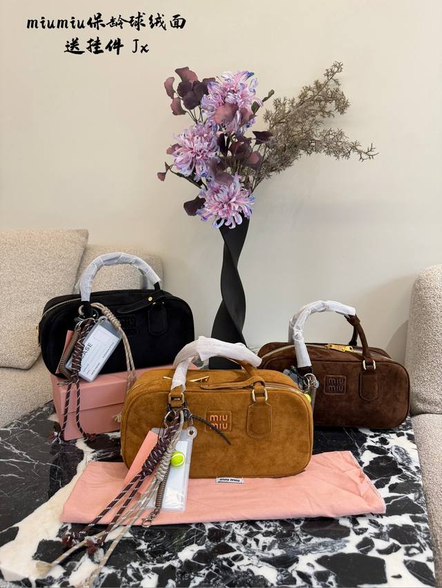 Miumiu保龄球复古包包：棕色保龄球包复古感拉满！和长靴同色系呼应，质感在线还能装，整套Look的复古氛围全靠它点睛22Cm，28Cm 配盒子