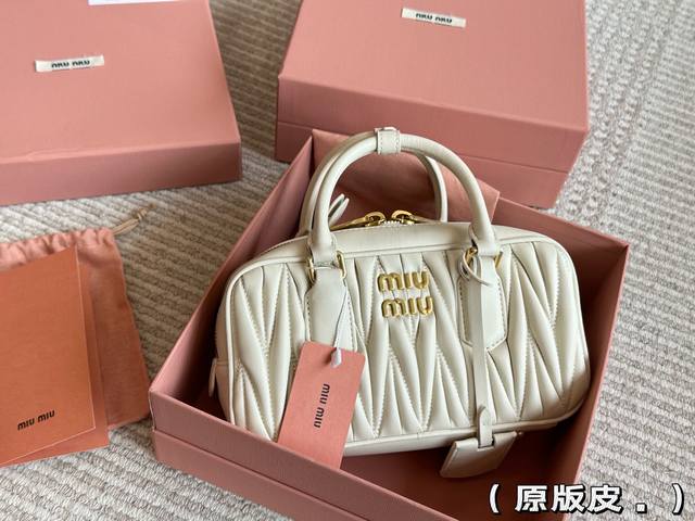 原版皮 全套包装 Size：23*12Cm Miumiu保龄球 公文包 包包甜度刚好！ 很难不爱啊啊！ 可手拎也可斜挎 绝对不是小废包哦容量足足的~~ 出场就是