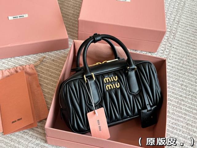 原版皮 全套包装 Size：23*12Cm Miumiu保龄球 公文包 包包甜度刚好！ 很难不爱啊啊！ 可手拎也可斜挎 绝对不是小废包哦容量足足的~~ 出场就是