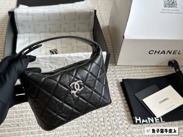 Chanel25Chobo经典链条晚宴包饭盒包 Chanel 25C Hobo经典链条晚宴包 饭盒包，饭盒造型系列的包包一直非常抢手材质牛皮抗造链条肩带可拆 尺