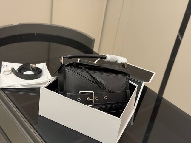 配盒 牛皮 尺寸： 24*15Cm Loewe 几何包Puzzle 真心是不能错过的， 逛街，上班，去图书馆，短途旅行，健身...都可以 Biker真的是新的心