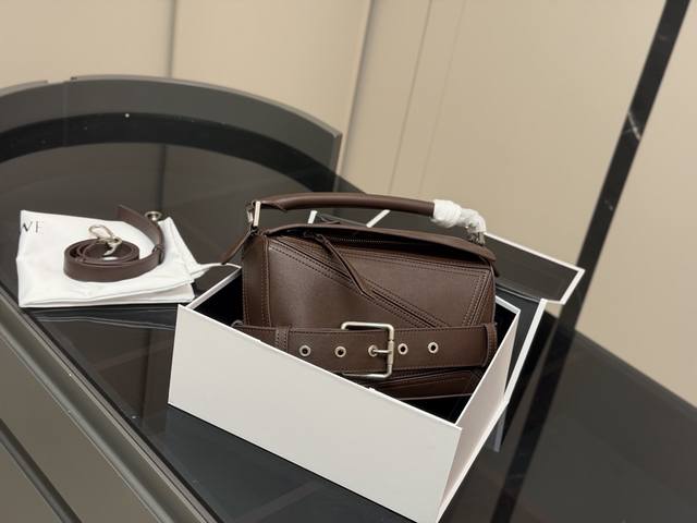 配盒 牛皮 尺寸： 24*15Cm Loewe 几何包Puzzle 真心是不能错过的， 逛街，上班，去图书馆，短途旅行，健身...都可以 Biker真的是新的心