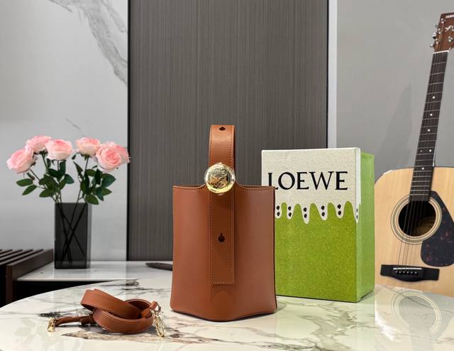 配礼盒 罗意威Loewe 发财桶 通勤包王 我看谁还没有！ 极简风大气又高级 简约的几何造型几乎找不到 Logo 漫不经心的时髦感瞬间拉满 这不就是今年流行的“