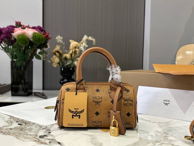 配飞机盒 Size:19Cm Mcm 枕头包 俏皮可爱 单肩手提斜挎了 配飞机盒 Size:19Cm Mcm 枕头包 俏皮可爱 单肩手提斜挎了