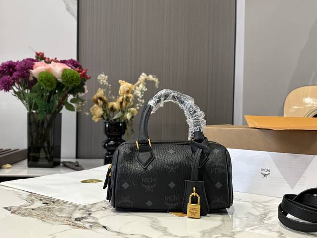 配飞机盒 Size:19Cm Mcm 枕头包 俏皮可爱 单肩手提斜挎了 配飞机盒 Size:19Cm Mcm 枕头包 俏皮可爱 单肩手提斜挎了