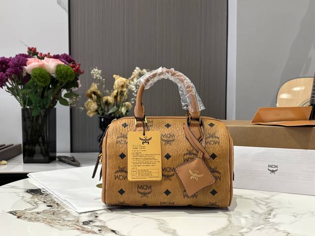 配飞机盒 Size:21Cm Mcm 枕头包 俏皮可爱 单肩手提斜挎了 配飞机盒 Size:21Cm Mcm 枕头包 俏皮可爱 单肩手提斜挎了