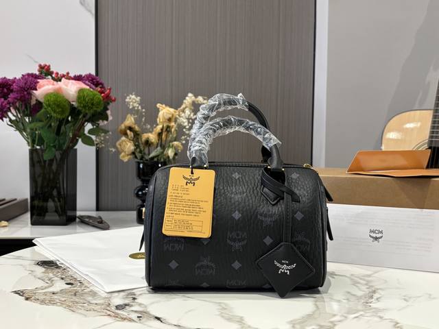 配飞机盒 Size:21Cm Mcm 枕头包 俏皮可爱 单肩手提斜挎了 配飞机盒 Size:21Cm Mcm 枕头包 俏皮可爱 单肩手提斜挎了