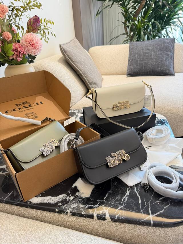 Coach 新款马车标斜挎包 美国Coach新款上架 牛皮材质 搭配经典马车标 斜挎单肩均可 女包22Cm双盒 Coach 新款马车标斜挎包 美国Coach新款上架 牛皮材质 搭配经典马车标 斜挎单肩均可 女包22Cm双盒