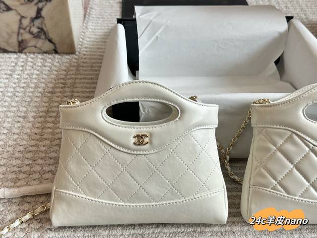 背上好看 Chanel 31Bag Nano31Bag又又又复刻吗啦 24C强势回归，绝对是这一季Z靓的包 而且Nano根本没有想象的这么小当 油蜡皮的设计也没