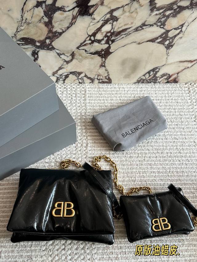 配盒 油蜡皮Size:26 20Cm 17 12Cm 巴黎世家新款链条包包 原来这么好看! 真的太高级了吧 大小刚好很能装,自重轻,链条可调节随心所欲的高级感满 配盒 油蜡皮Size:26 20Cm 17 12Cm 巴黎世家新款链条包包 原来这么好看! 真的太高级了吧 大小刚好很能装,自重轻,链条可调节随心所欲的高级感满