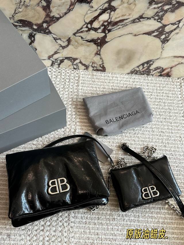 配盒 油蜡皮Size:26 20Cm 17 12Cm 巴黎世家新款链条包包 原来这么好看! 真的太高级了吧 大小刚好很能装,自重轻,链条可调节随心所欲的高级感满 配盒 油蜡皮Size:26 20Cm 17 12Cm 巴黎世家新款链条包包 原来这么好看! 真的太高级了吧 大小刚好很能装,自重轻,链条可调节随心所欲的高级感满