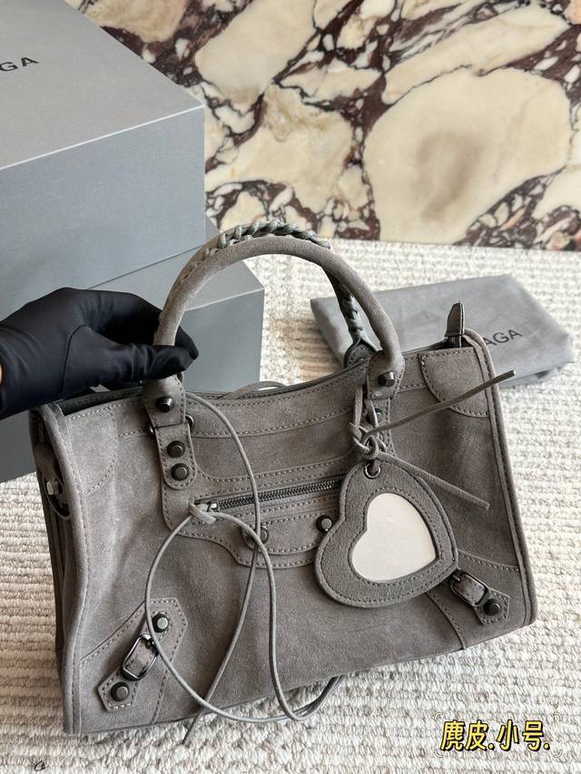 麂皮 配盒 巴黎世家 小号 最具标志性手袋Le City系列2025该系列强势回归 重新演绎经典和经典系列稍有不同的是取消了镜子和卡包,肩带的设计也更加适合斜挎 麂皮 配盒 巴黎世家 小号 最具标志性手袋Le City系列2025该系列强势回归 重新演绎经典和经典系列稍有不同的是取消了镜子和卡包,肩带的设计也更加适合斜挎