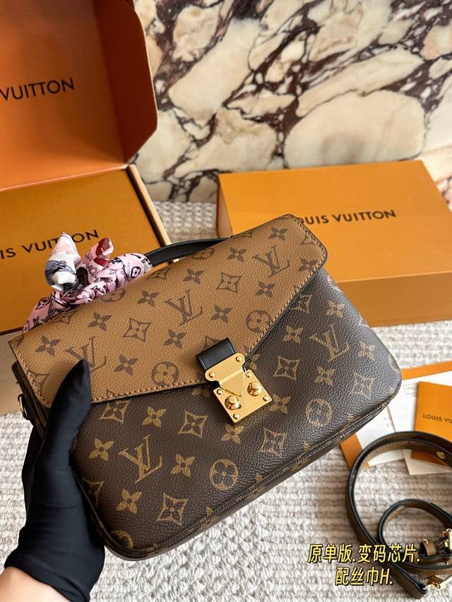 原单版 配盒 Size：25Cm L家 高版本 邮差包 老花邮差 每一年这个季节都要推一下！ 因为它太经典！太好看！