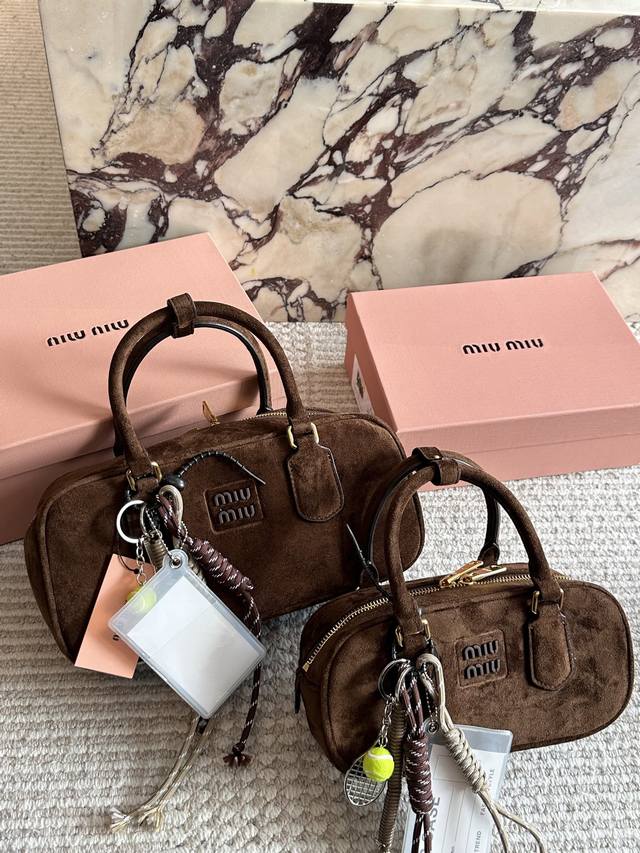 配盒 Size：22*11Cm 27*13Cm Miumiu保龄球 公文包 包包甜度刚好！ 很难不爱啊啊！ 可手拎也可斜挎 绝对不是小废包哦容量足足的~~ 出场