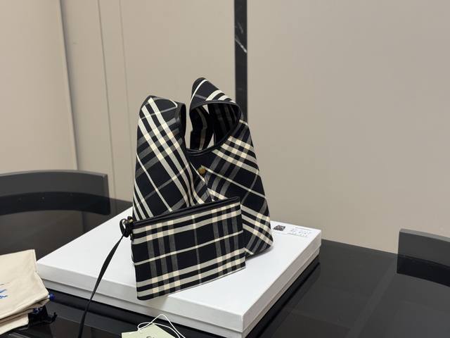 无盒 Size:26.22Cm 巴宝莉｜敲可爱的Hobo水桶包~ 多配色、手提斜挎随心搭配~