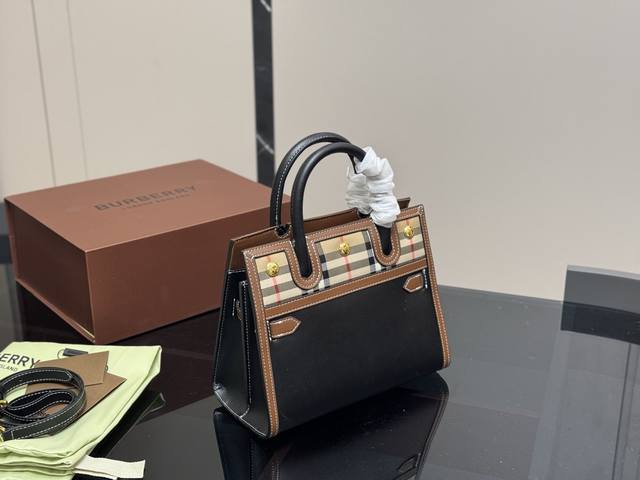 配盒 牛皮 Size：25*20Cm 巴宝莉 Frances 帆布拼皮 非常Chic！ 自带Vintage气质！ Burberryfrances包美是一种态度，