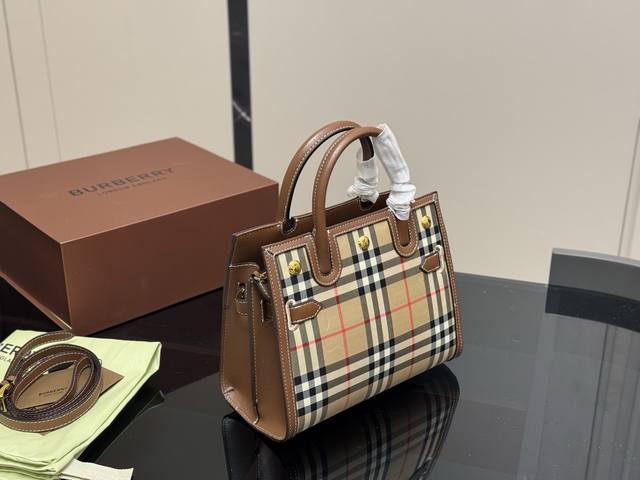 配盒 牛皮 Size：25*20Cm 巴宝莉 Frances 帆布拼皮 非常Chic！ 自带Vintage气质！ Burberryfrances包美是一种态度，