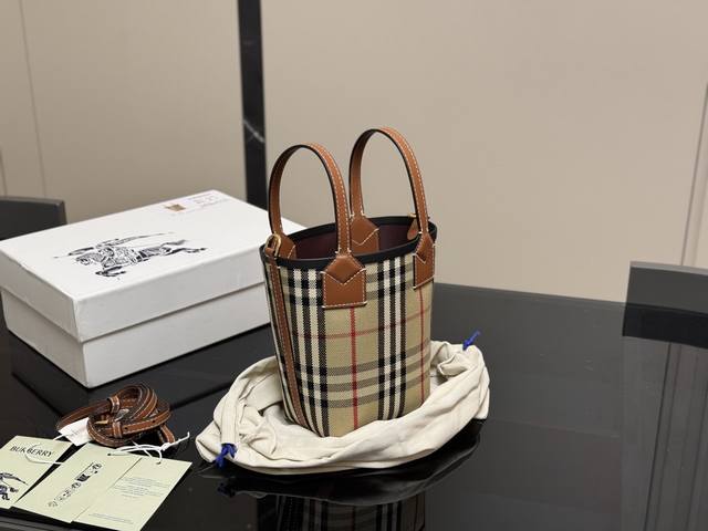 配盒 Size：12*17Cm 闭眼都能入手的包包 巴宝莉 Kids托特包 可手提可斜挎 真的是闭着眼都能冲的款式！