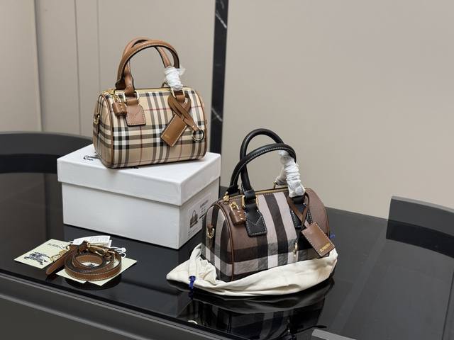 配盒 Size:20.13Cm 巴宝莉｜敲可爱的枕头包~ 多配色、手提斜挎随心搭配~