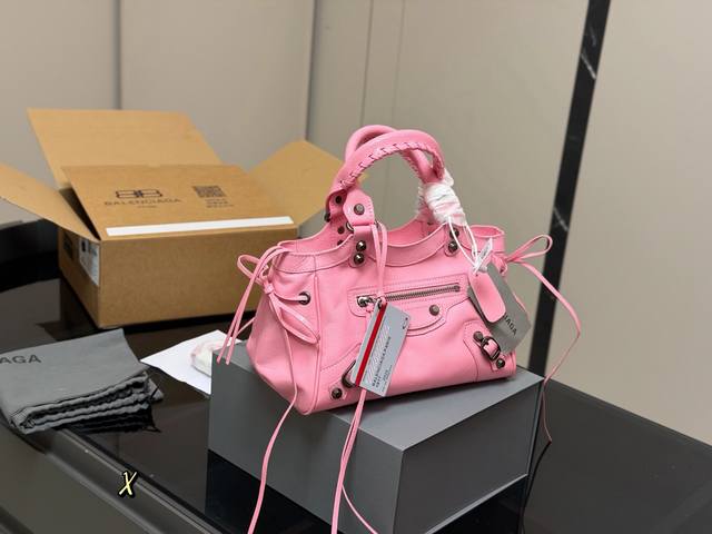 配全套包装 Size: 26.20Cm 巴黎世家新款机车大廓形包包 柔软的大廓形包包 上身慵懒感立刻Get、 真的很喜欢又方便又酷的超实用大包 配全套包装 Size: 26.20Cm 巴黎世家新款机车大廓形包包 柔软的大廓形包包 上身慵懒感立刻Get、 真的很喜欢又方便又酷的超实用大包