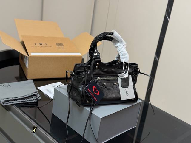 配全套包装 Size: 26.20Cm 巴黎世家新款机车大廓形包包 柔软的大廓形包包 上身慵懒感立刻Get、 真的很喜欢又方便又酷的超实用大包 配全套包装 Size: 26.20Cm 巴黎世家新款机车大廓形包包 柔软的大廓形包包 上身慵懒感立刻Get、 真的很喜欢又方便又酷的超实用大包