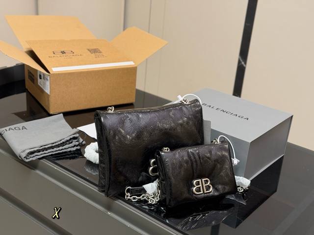 配折叠盒飞机盒 Size:17.11Cm 26.18Cm 巴黎世家 Monaco 致敬经典机车包系列重磅新款王炸登场La 可调节编织肩带附加孔眼 外挂皮革卡包 配折叠盒飞机盒 Size:17.11Cm 26.18Cm 巴黎世家 Monaco 致敬经典机车包系列重磅新款王炸登场La 可调节编织肩带附加孔眼 外挂皮革卡包