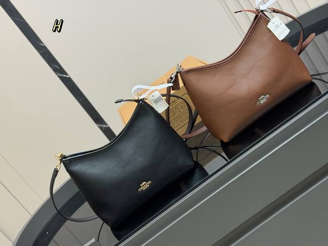 配飞机盒 Size:31*23Cm 蔻驰新款Laurel流浪包真的绝美 随性慵懒轻松拿捏 一长一短两条肩带 单肩斜挎手提腋下背 都可以随意百搭 内部有带拉链的侧 配飞机盒 Size:31*23Cm 蔻驰新款Laurel流浪包真的绝美 随性慵懒轻松拿捏 一长一短两条肩带 单肩斜挎手提腋下背 都可以随意百搭 内部有带拉链的侧