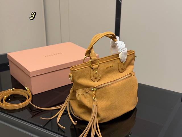 配盒 Miu Miu的质感真的太好了！ 很特别的一只缪缪废土风 出门不用担心撞款的大牌包包 整体软软的麂皮色 可塑性强 怎么背都可以的 背法很全面 有手提有长肩