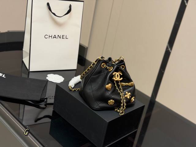 无盒 Chanel25K还是逃不过蝴蝶结 穿上就是香奈儿小公举 法式的精致慵懒说的就是这件了 蝴蝶结包包也是打脸现场 比想象的更有时髦感 Jennie外套没有感